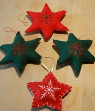 4-teilig Sterne aus Filz mit Schneeflocken zum Aufhängen bestickt rot weiß grün