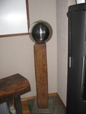 Holzsäule mit Dekokugel, Handgefertigt