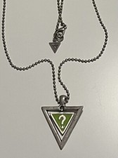 GUESS Logo-Halskette mit Fragezeichen~silberfarben/grün~neuwertig