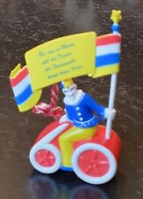 Zugplakette Mainz - 2010 - Narr auf Fahrrad  - 60 Jahre Zugplakette - Fahne gelb