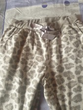 Grau-weiße Wohlfühlhose (auch Schlafanzughose)  aus Fleece und in Gr. L