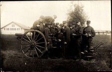 Foto Ak Deutsche Soldaten in Uniform, Feldhaubitze, 1. WK - 10534638