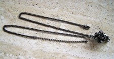 Kette Gunmetal Grey mit Strasskugel als Blickfang – Vintage Gothic Style