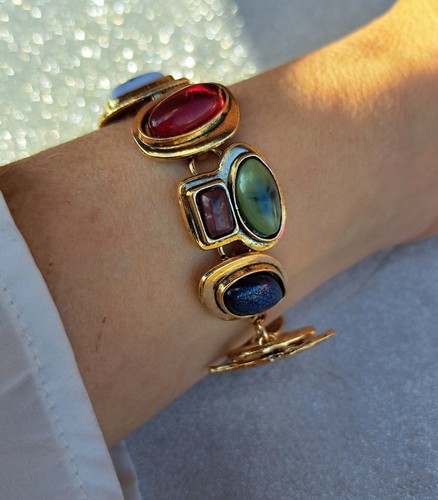 Armband mit bunten - , steinen