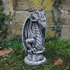 Alien auf Sockel Drache Dino