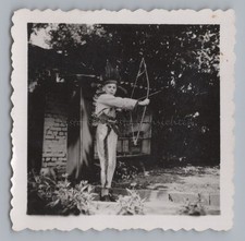 Junge als Indianer verkleidet