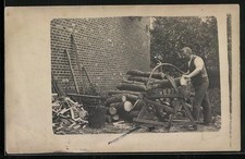 Foto-AK Arbeiter sägt Baumstämme, Forstwirtschaft 