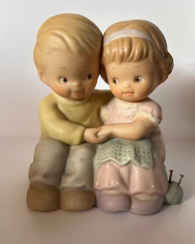 Mädchen und junge auf bank - junge,