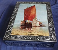 Große alte Blechdose