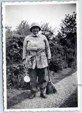Dicke Frau mit Stahlhelm - Feuerwehr ? - WK2 Foto 6x9cm