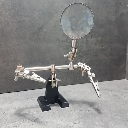 Dritte hand mit lupe löthilfe - hand,