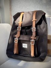 Henschel Rucksack „Little America“ Mid in Schwarz mit Laptopfach 