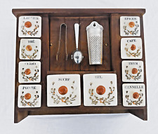 Tolles altes Holz Gewürzregal mit bemalten  Porzellan Behältern aus Frankreich.