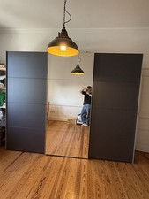 Schwebetürenkleiderschrank 3.00m x 2.40m x 0.60m. Dunkelgrau.