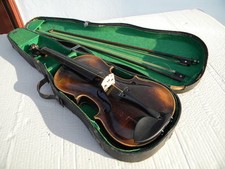 ant. unrestaurierte GEIGE im Koffer L=ca.60cm Korpus L=ca.36cm mit 2 Bögen