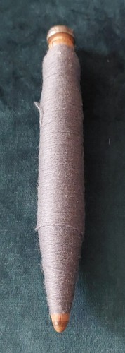 Holzspule mit grauem - mit,