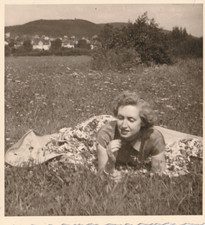 Vintage Foto Schöne blonde Frau im Gras Mode der 40er Jahre Momentaufnahme