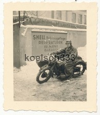 Foto Kradmelder der Luftwaffe in Gummianzug auf BMW Motorrad vor Shell Werbung