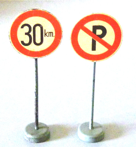 Zwei verkehrszeichen - zwei,