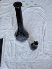 Zwei schöne Glasflaschen, klein und große