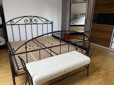 Eisenbett Mustering mit Spiegel/Sitzbank und Beistelltisch 