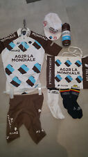 Kinder Radtrikot Set: Trikot kurz Shorts Kappe Flasche 2xSocken Tasche Team AG2R