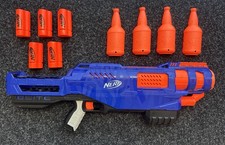 Nerf Gun Sammlung mit Pfeilen und Wasserpistolen