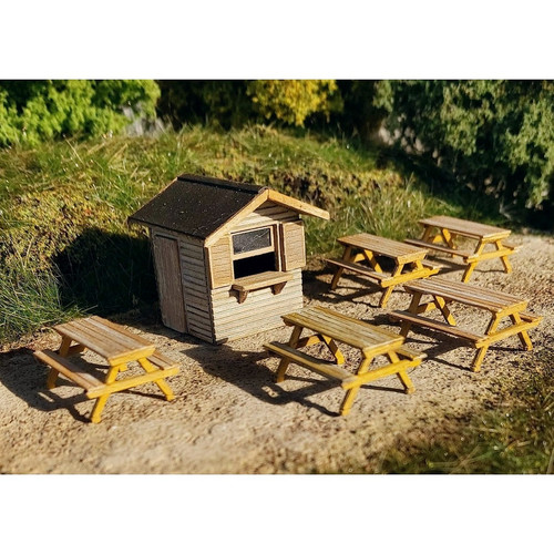 Holzhütte mit bänken - bänken, /