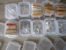 Konvolut Uhrengläser für Armbanduhren - 245 Stück - mit Regal