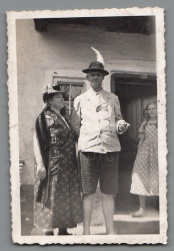 Foto trachtenpaar vor haus - trachtenpaar,