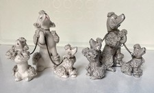 EIN MEISTERWERK  ZWEI HOCHNÄSIGE PUDEL-FAMILIE AUS PORZELLAN WEIß UND GRAU