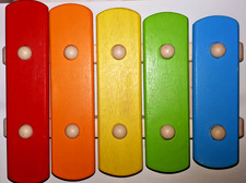 Pintoy Xylophon mit 5 farb-codierten Klangstäben kompl. aus Holz. 1 Holzschlegel