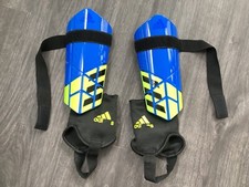 ADIDAS Kinder Schienbeinschoner (blau/gelb) mit Knöchelschutz (schwarz), Fußball