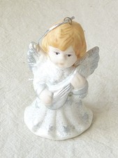 Engelchen mit Laute aus Porzellan