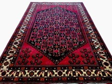 Schöne rote Handgeknüpfte