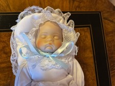 Süße Schlafende Babypuppe im