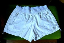 weiße Shorts v. IDENTITA Gr. 38 mit attraktiven Extras, sportiv und sehr chic!