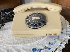 Altes Telefon in beige mit Wählscheibe und TAE-Anschlussstecker