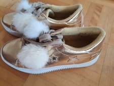 MISS BEHAVE Sportschuhe Schuhe Gold mit Fell-Bommel blau-weiß Gr. 36 TOP