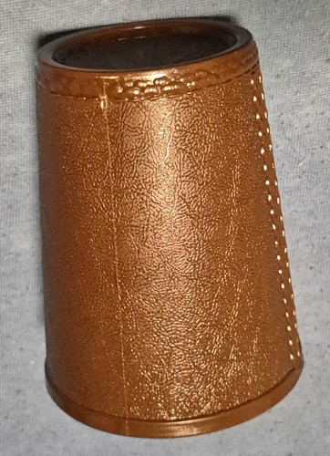 Brauner würfelbecher aus - brauner,