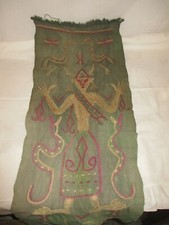 uralt Textil Banner mit mystischer Symbolik (  Großfuß-Gestalt SCHLANGE  VOGEL )