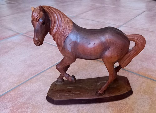 Pferd aus holz geschnitzt - pferd,