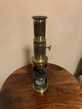 altes Mikroskop, messingfarben