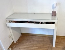 Schicker IKEA MALM Schminktisch / Schreibtisch – Weiß mit Glasplatte –Gebraucht