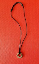 RAR: Yves Saint Laurent Edle Leder Halskette mit Anhänger. Länge verstellbar.