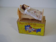 Seltene " Puppe im Bett und ...auf dem Topf " in OVP frühe DDR Zeit