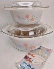 2x Arcuisine Sweetpea Floral Auflaufform Deckel Milchglas Pyrex 21cm & 16cm NEU