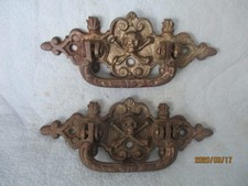 2 antike Truhenbeschläge / Schrankbeschläge Griffe mit Totenkopf gekreuzt