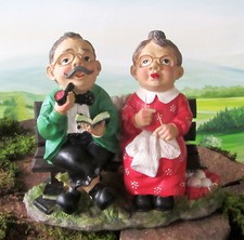 Oma und Opa auf der Bank