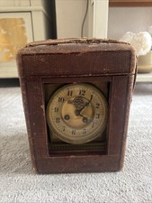 Eine alte Reiseuhr Tischuhr